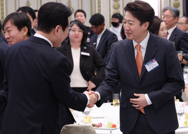 인사하는 이재명 대통령과 이준석 대표<YONHAP NO-3098>