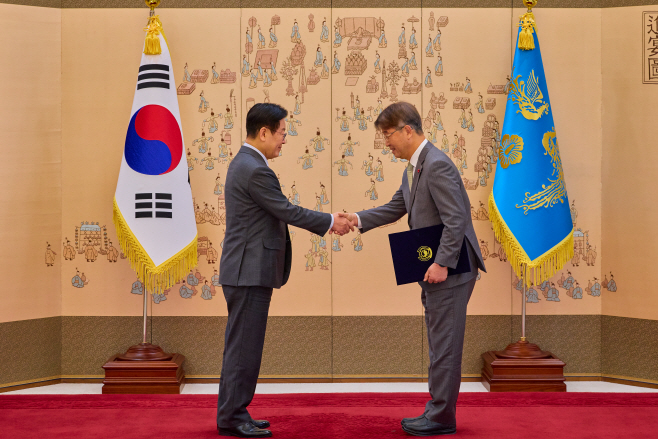 이재명 대통령, 김지형 경사노위 위원장 임명장 ...<YONHAP NO-4823>