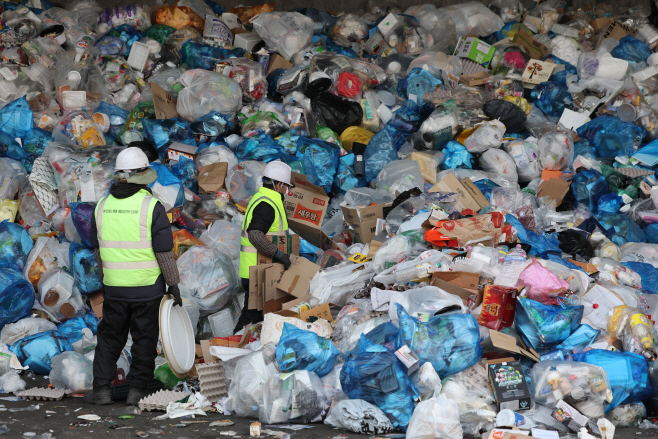 재활용 선별장에 쌓인 쓰레기 더미<YONHAP NO-4184>