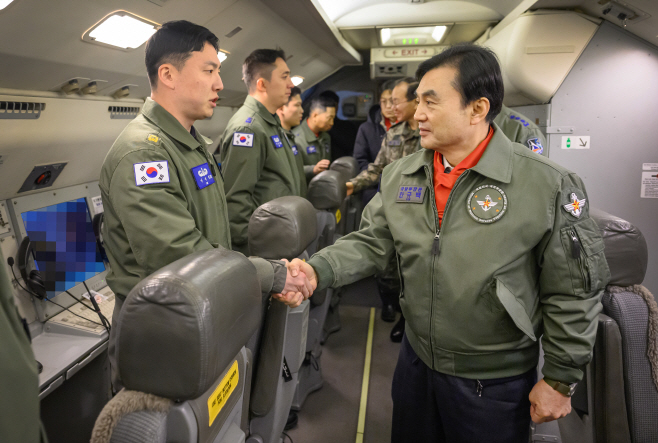 새해 공군 항공통제기 탑승한 안규백 장관<YONHAP NO-4150>