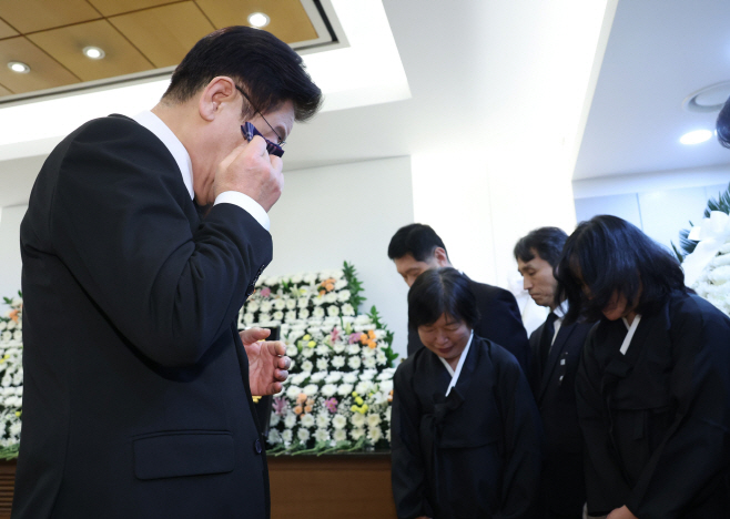 눈물 닦는 이재명 대통령