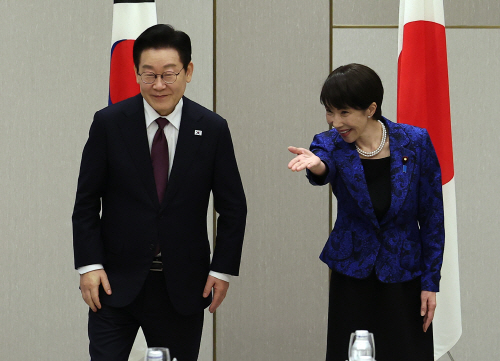 자리로 향하는 한-일 정상