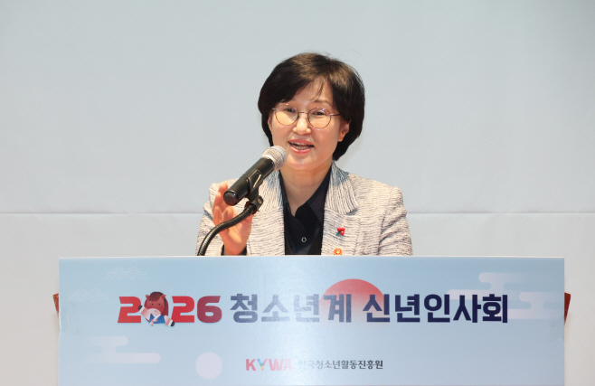 (사진1) 원민경 성평등가족부장관이 28일(수) 오후 중구 포스트타워에서 열린 '2026년 청소년계 신년인사회'에서 청소년계와의 연대·소통 의지를 강조하는 의미를 담아 인사말을 하고 있다.