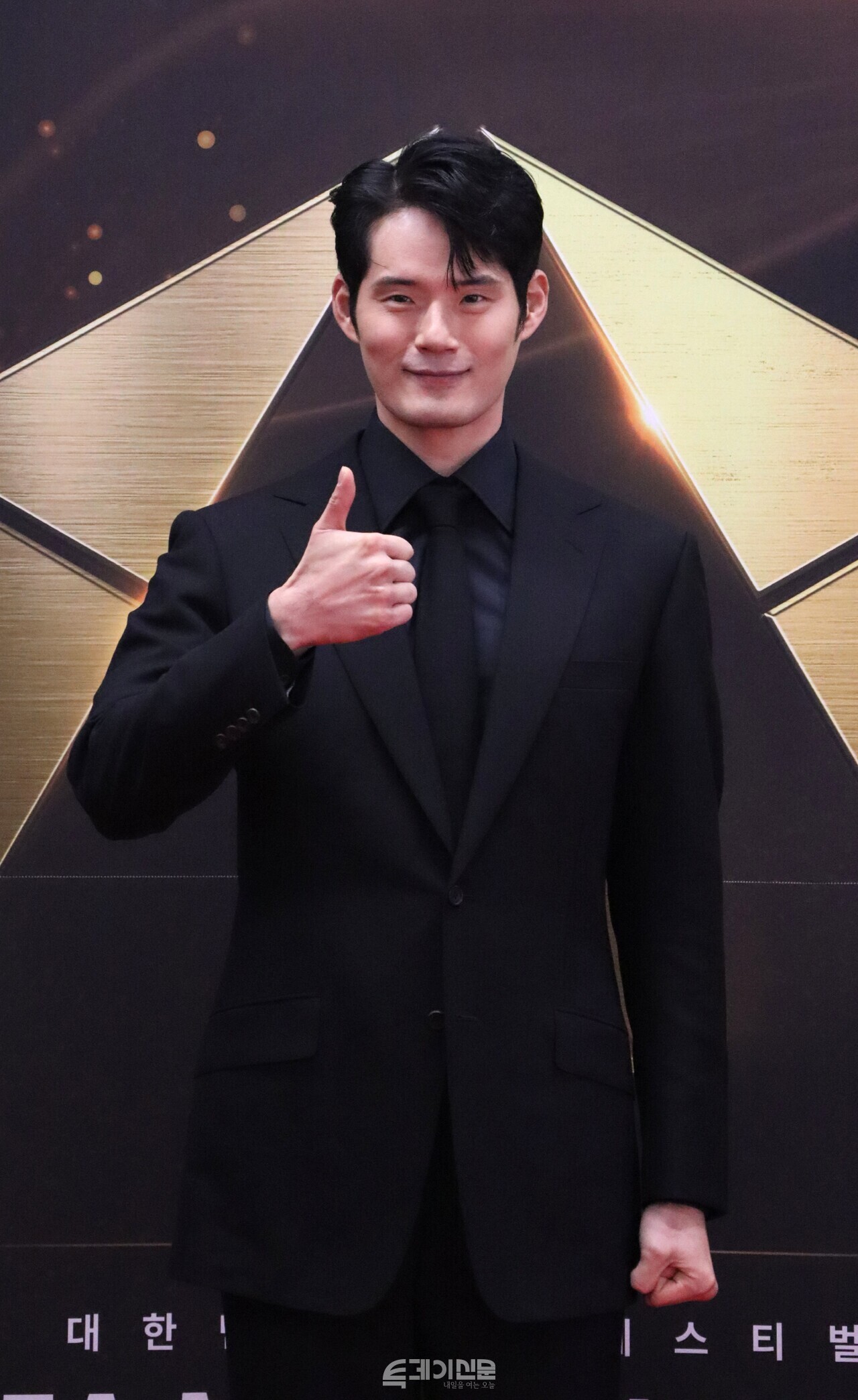 제10회 한국뮤지컬어워즈에 참석한 남우주연상 후보 서경수 배우가 취재진을 향해 포즈를 취하고 있다. ©투데이신문