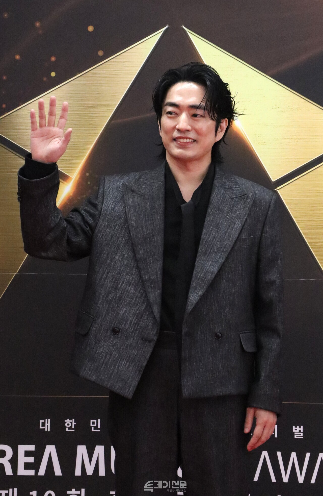 제10회 한국뮤지컬어워즈에 참석한 남우주연상 후보 정문성 배우가 취재진을 향해 포즈를 취하고 있다. ©투데이신문