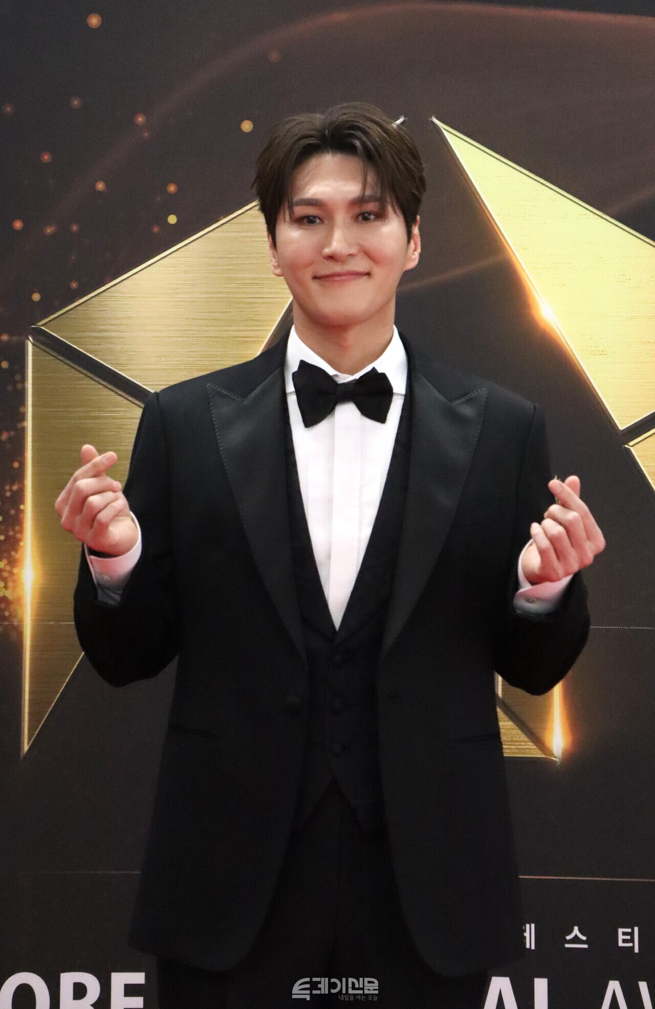 제10회 한국뮤지컬어워즈에 참석한 남우주연상 후보 박은태 배우가 취재진을 향해 포즈를 취하고 있다. ©투데이신문