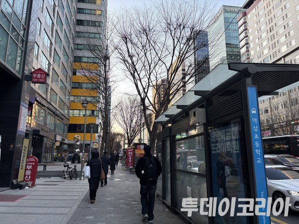 ▲ 서울 시내에서 시민들이 발걸음을 옮기고 있다. 사진=투데이코리아