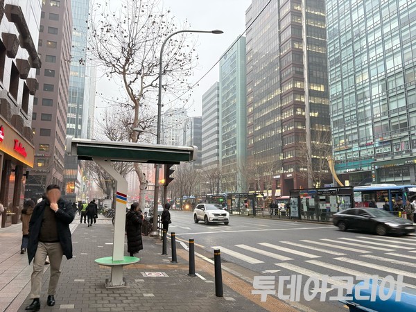 ▲ 서울 시내에서 시민들이 발걸음을 옮기고 있다. 사진=투데이코리아