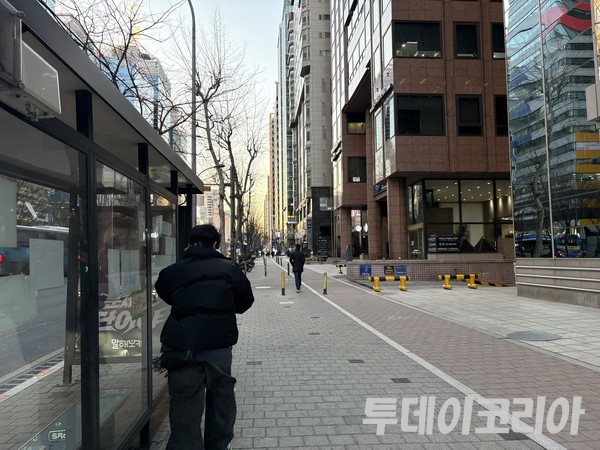 ▲ 서울 시내에서 시민들이 발걸음을 옮기고 있다. 사진=투데이코리아