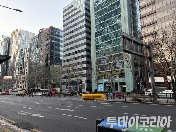 ▲ 서울 시내에서 시민들이 발걸음을 옮기고 있다. 사진=투데이코리아