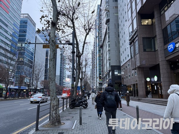 ▲ 서울 시내에서 시민들이 발걸음을 옮기고 있다. 사진=투데이코리아
