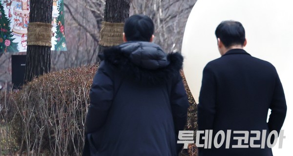▲ 서울 시내에서 시민들이 발걸음을 옮기고 있다. 사진=투데이코리아