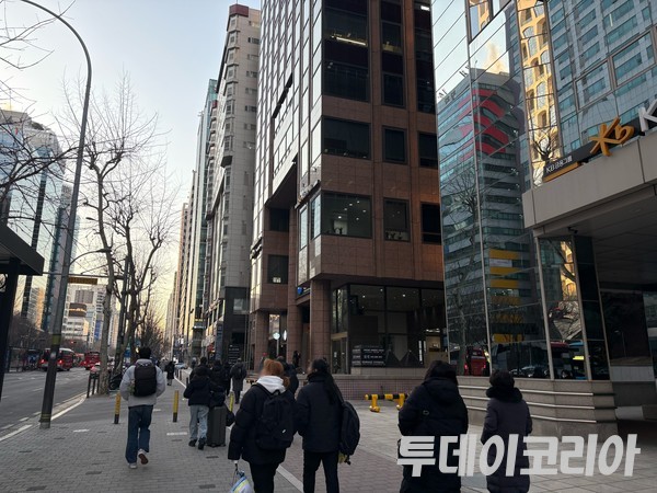 ▲ 서울 시내에서 시민들이 발걸음을 옮기고 있다. 사진=투데이코리아