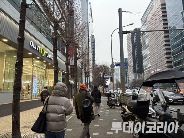 ▲ 서울 시내에서 시민들이 발걸음을 옮기고 있다. 사진=투데이코리아