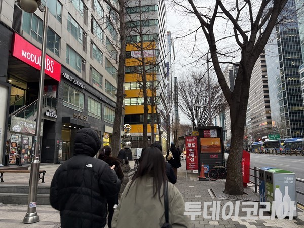 ▲ 서울 시내에서 시민들이 발걸음을 옮기고 있다. 사진=투데이코리아