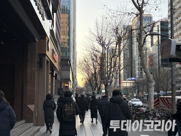 ▲ 서울 시내에서 시민들이 발걸음을 옮기고 있다. 사진=투데이코리아