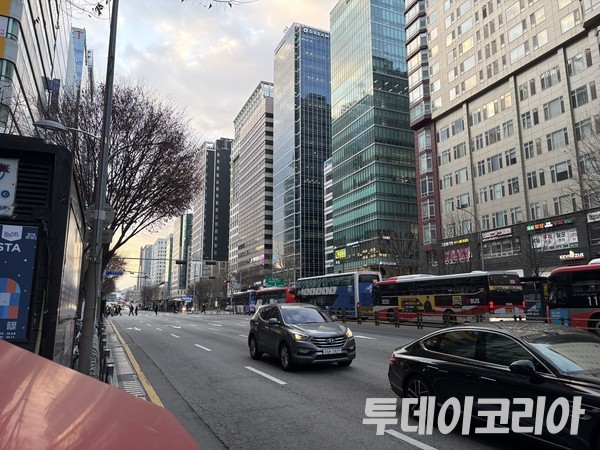 ▲ 서울 시내에서 시민들이 발걸음을 옮기고 있다. 사진=투데이코리아