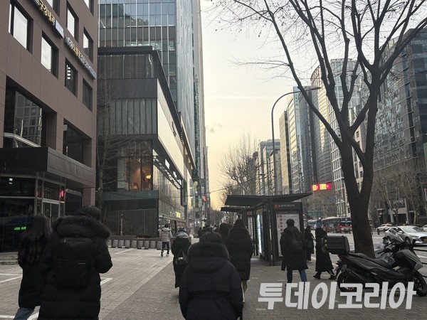 ▲ 서울 시내에서 시민들이 발걸음을 옮기고 있다. 사진=투데이코리아