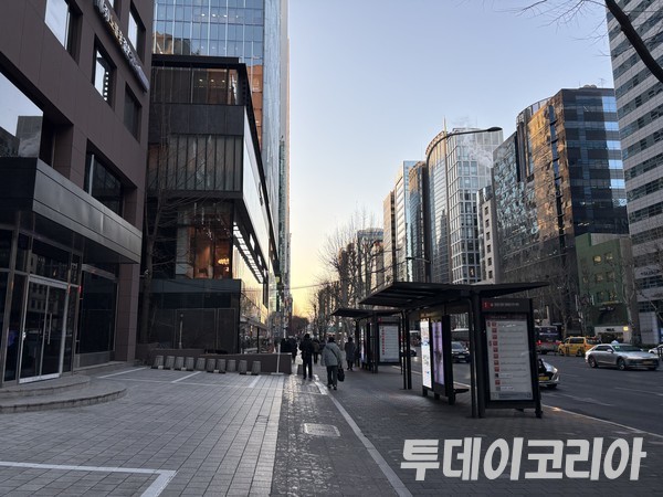 ▲ 서울 시내에서 시민들이 발걸음을 옮기고 있다. 사진=투데이코리아