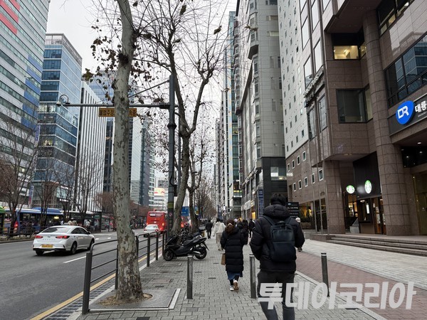 ▲ 서울 시내에서 시민들이 발걸음을 옮기고 있다. 사진=투데이코리아