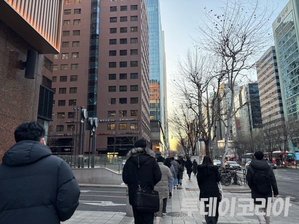 ▲ 서울 시내에서 시민들이 발걸음을 옮기고 있다. 사진=투데이코리아