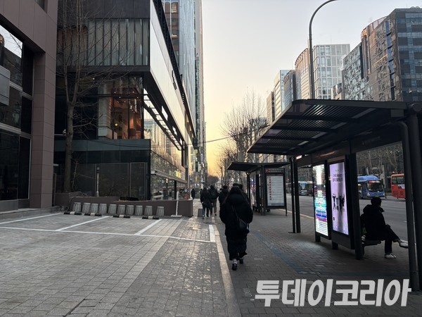 ▲ 서울 시내에서 시민들이 발걸음을 옮기고 있다. 사진=투데이코리아