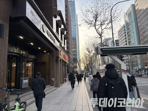 ▲ 서울 시내에서 시민들이 발걸음을 옮기고 있다. 사진=투데이코리아