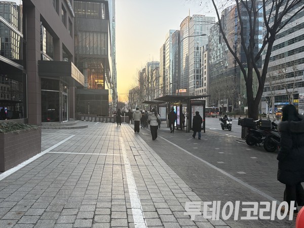 ▲ 서울 시내에서 시민들이 발걸음을 옮기고 있다. 사진=투데이코리아