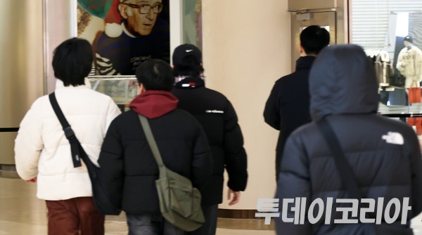 ▲ 서울 시내 한 매장 안에서 시민들이 발걸음을 옮기고 있다. 사진=투데이코리아