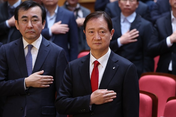 이찬진 금융감독원장(오른쪽)이 2일 서울 영등포구 금융감독원에서 열린 2026년 시무식에서 국민의례를 하고 있다. ⓒ연합뉴스