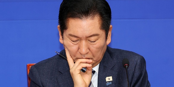 정청래 더불어민주당 대표가 19일 국회 당 대표회의실에서 열린 영남인재육성 및 지역발전특위 발대식에서 잠시 생각에 잠겨 있다. ⓒ연합뉴스