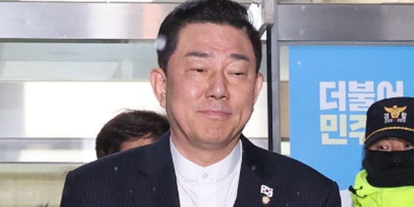 각종 비위 의혹을 받는 김병기 더불어민주당 의원이 12일 서울 여의도 중앙당사에서 열린 윤리심판원 회의에 출석해 소명을 마친 뒤 당사를 나서고 있다. ⓒ연합뉴스
