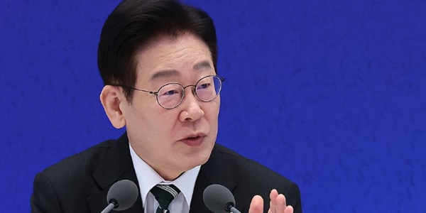 이재명 대통령이 21일 청와대 영빈관에서 열린 신년기자회견에서 취재진 질문에 답하고 있다. ⓒ연합뉴스