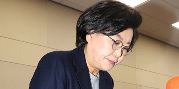 이혜훈 기획예산처 장관 후보자가 23일 국회에서 열린 인사청문회에서 사과 인사를 하고 있다. 이재명 대통령이 이 후보자의 지명을 철회하면서 중도보수 통합 인선에 제동이 걸렸다. ⓒ연합뉴스