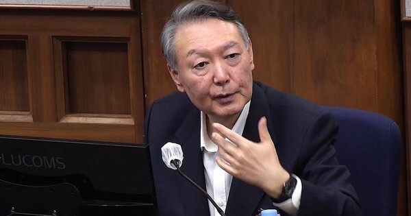 윤석열 전 대통령이 2025년 12월29일 서울 서초구 서울중앙지법에서 열린 내란 우두머리 혐의 속행 공판에 출석해 발언하고 있다. ⓒ 서울중앙지방법원