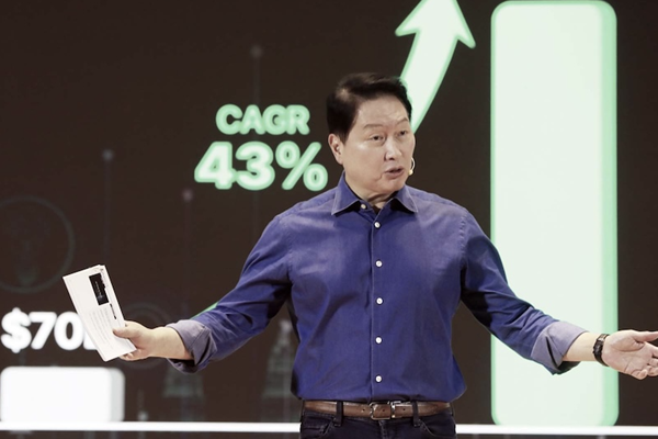 최태원 SK그룹 회장의 그룹 리밸런싱이 2026년에도 지속될 것으로 보인다. 사진은 최 회장이 지난해 11월3일 서울 강남구 코엑스에서 열린 'SK AI 서밋 2025'에서 기조연설을 하고 있는 모습. ⓒ SK.