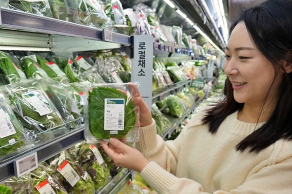 한 소비자가 롯데마트 제타플렉스 잠실점에서 스마트팜 깻잎을 구매하고 있다. ⓒ롯데마트슈퍼