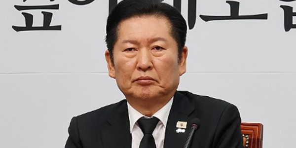 정청래 더불어민주당 대표가 26일 오전 국회에서 열린 최고위원회의에서 한병도 원내대표의 발언을 듣고 있다. ⓒ연합뉴스