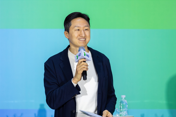 정기선 HD현대그룹 회장이 5일 경기 성남시 판교 글로벌R&D센터(GRC)에서 열린 시무식(오프닝 2026)에서 새해 인사를 하고 있는 모습. ⓒ HD현대.