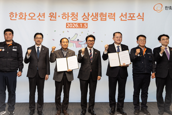 (왼쪽부터) 김유철 한화오션 지회장, 김경수 지방시대위원장, 김성구 한화오션 사내협력회사협의회 회장, 김민석 국무총리, 김희철 한화오션 대표이사 사장, 강인석 거제통영고성 조선하청지회장, 권창준 고용노동부 차관이 5일 서울 중구 한화오션 서울사무소에서 열린  ‘원·하청 상생협력 선포식’에서 기념촬영을 하고 있다. ⓒ 한화오션.