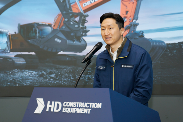 정기선 HD현대그룹 회장이 1일 울산 동구 HD건설기계 울산캠퍼스에서 열린 'HD건설기계 출범식'에서 축사를 하고 있다. ⓒ
