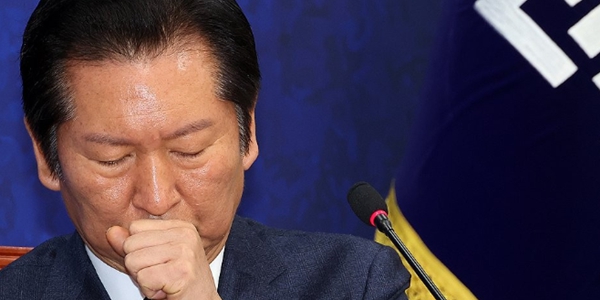정청래 더불어민주당 대표가 13일 국회 당 대표 회의실에서 이반 얀차렉 주한체코대사를 만나 얘기를 나누던 중 잠시 생각에 잠겨 있다. ⓒ연합뉴스
