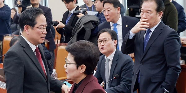 박수영 국회 재경위 국민의힘 간사(맨 왼쪽부터), 임이자 국회 재경위원장, 김영진 더불어민주당 의원, 정태호 국회 재경위 민주당 간사가  19일 국회에서 열린 재정경제기획위원회 전체회의에서 정회가 선언된 뒤 대화를 나누고 있다. ⓒ연합뉴스