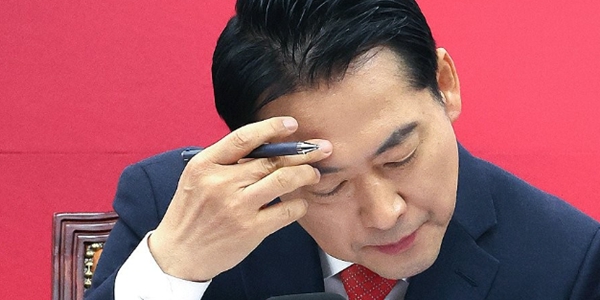 장동혁 국민의힘 대표가 15일 국회에서 열린 제1차 민생경제 점검회의에서 잠시 생각에 잠겨 있다. ⓒ연합뉴스