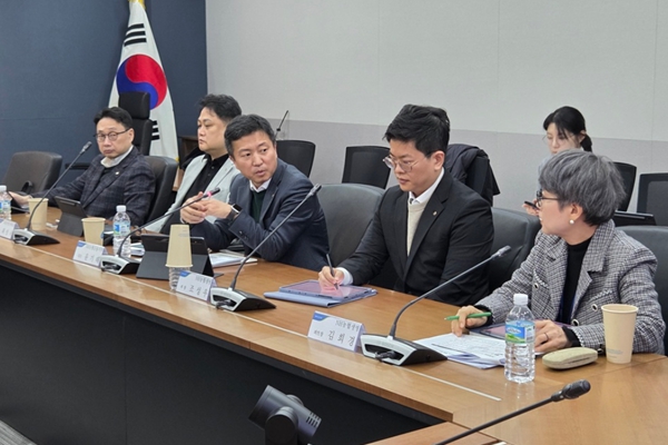 윤기태 NH농협금융지주 금융소비자보호총괄책임자(왼쪽 세번째)가 19일 서울 중구 농협중앙회 본관에서 열린 '2026년 제1차 농협금융 금융소비자보호협의회'에서 이야기하고 있다. ⓒNH농협금융지주