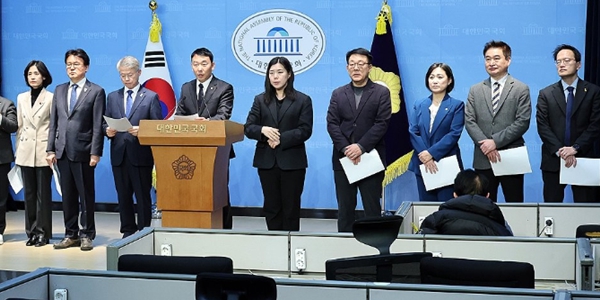 더불어민주당·조국혁신당·사회민주당·진보당·기본소득당 및 무소속 의원들로 구성된 '바람직한 검찰개혁을 준비하는 의원 모임'이 8일 국회 소통관에서 기자회견을 하고 있다. ⓒ연합뉴스