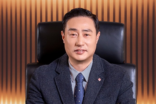 김동하 롯데면세점 대표가 면세점의 생존을 위해 체질개선에 앞장서고 있는 상황에서 공항면세점 재입찰을 두고 어떤 선택을 할 지 관심이 모이고 있다. ⓒ그래픽 허프포스트코리아