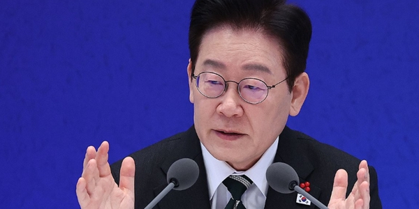 이재명 대통령이 21일 청와대 영빈관에서 열린 신년기자회견에서 취재진 질문에 답하고 있다. ⓒ연합뉴스