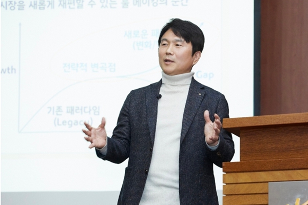 구본욱 KB손해보험 사장이 23일 경기도 수원시 장안구 KB손해보험 인재니움수원에서 열린 2026년 상반기 경영전략회의에서 임직원들에게 메시지를 전달하고 있다. ⓒKB손해보험