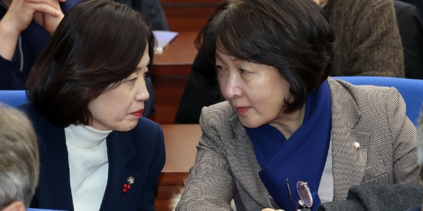 추미애 더불어민주당 의원(오른쪽)과 박은정 조국혁신당 의원이 13일 국회도서관 소강당에서 공동 주최한 바람직한 검찰개혁을 위한 긴급토론회에서 대화를 나누고 있다. ⓒ연합뉴스